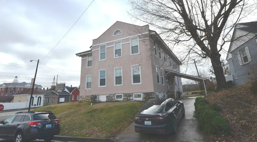 202 S College Street Harrodsburg KY 40330