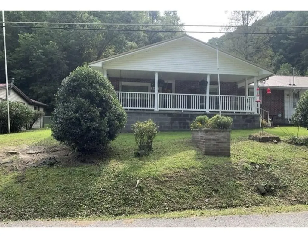 243 Nosben Fork Belfry KY 41514
