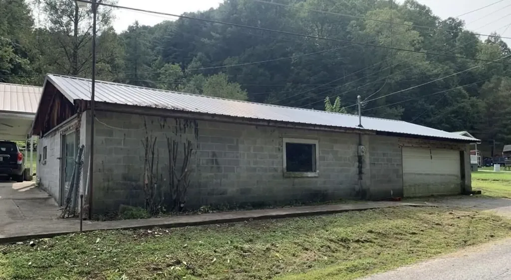 243 Nosben Fork Belfry KY 41514