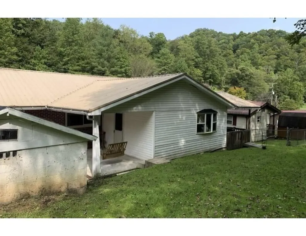243 Nosben Fork Belfry KY 41514