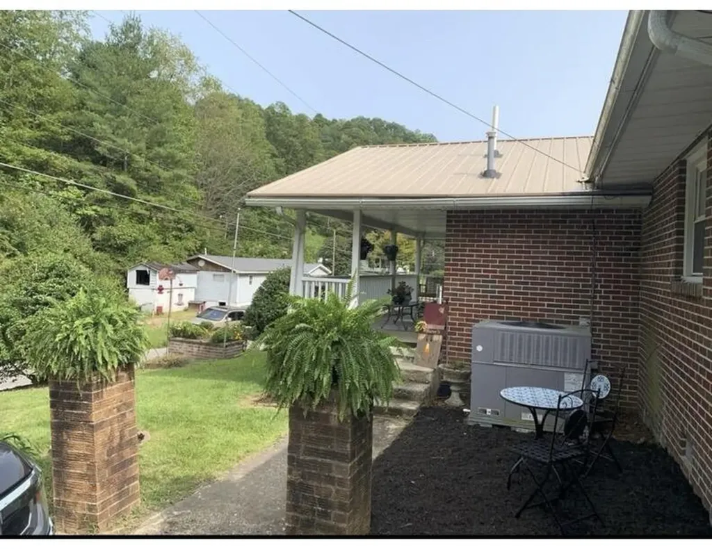 243 Nosben Fork Belfry KY 41514