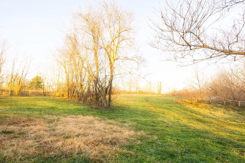 942 Hawkins - Cummins Road Paris KY 40361