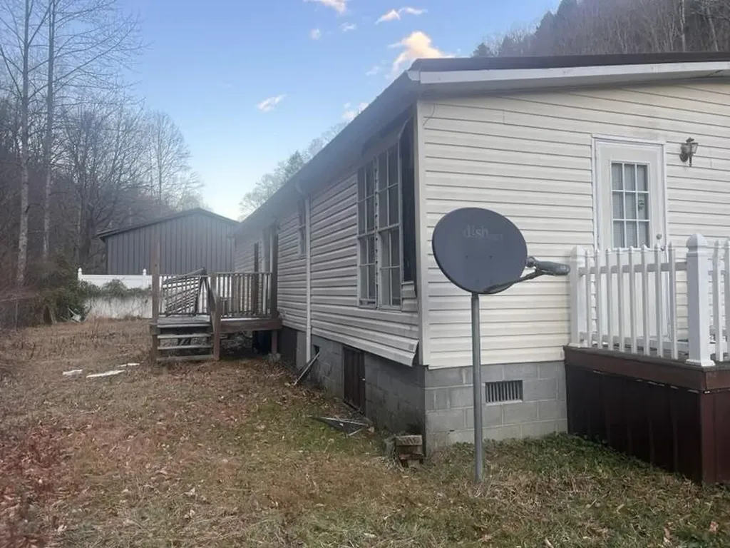 321 Gabriels Fork Kimper KY 41539