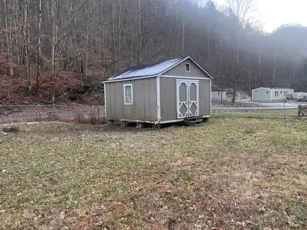 321 Gabriels Fork Kimper KY 41539