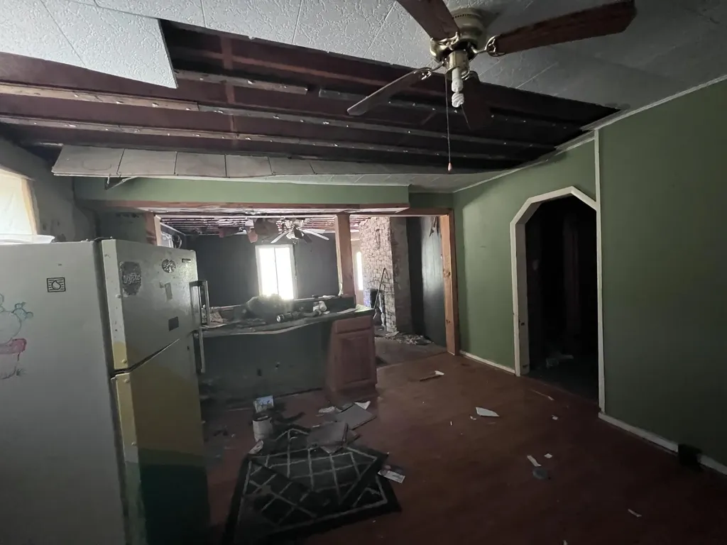 2102 Sheas Fork Road Mcroberts KY 41835