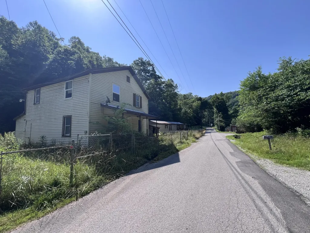 2102 Sheas Fork Road Mcroberts KY 41835
