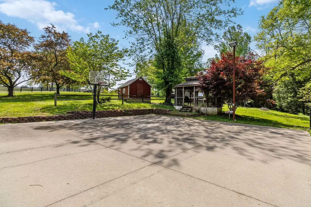 484 Woods Edge Drive London KY 40741