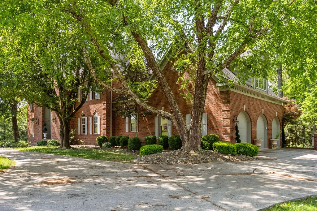 484 Woods Edge Drive London KY 40741