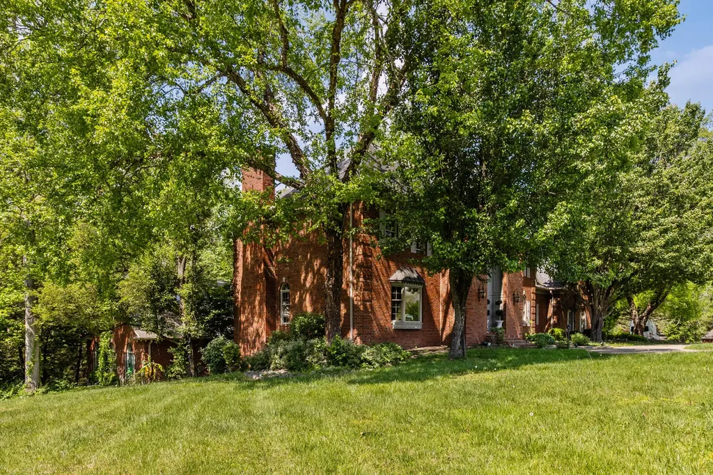 484 Woods Edge Drive London KY 40741