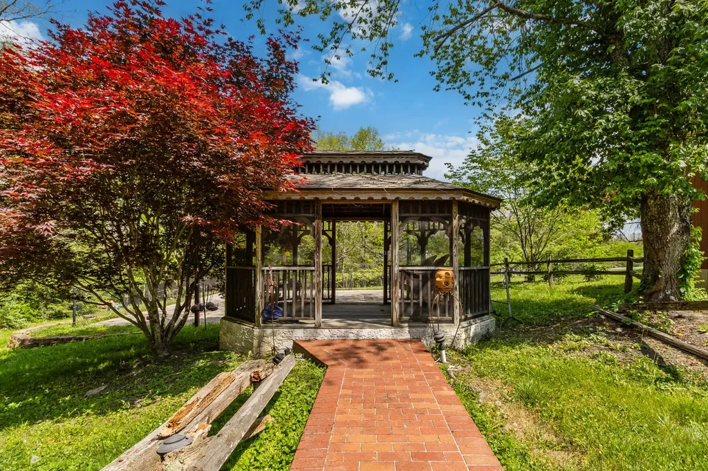 484 Woods Edge Drive London KY 40741