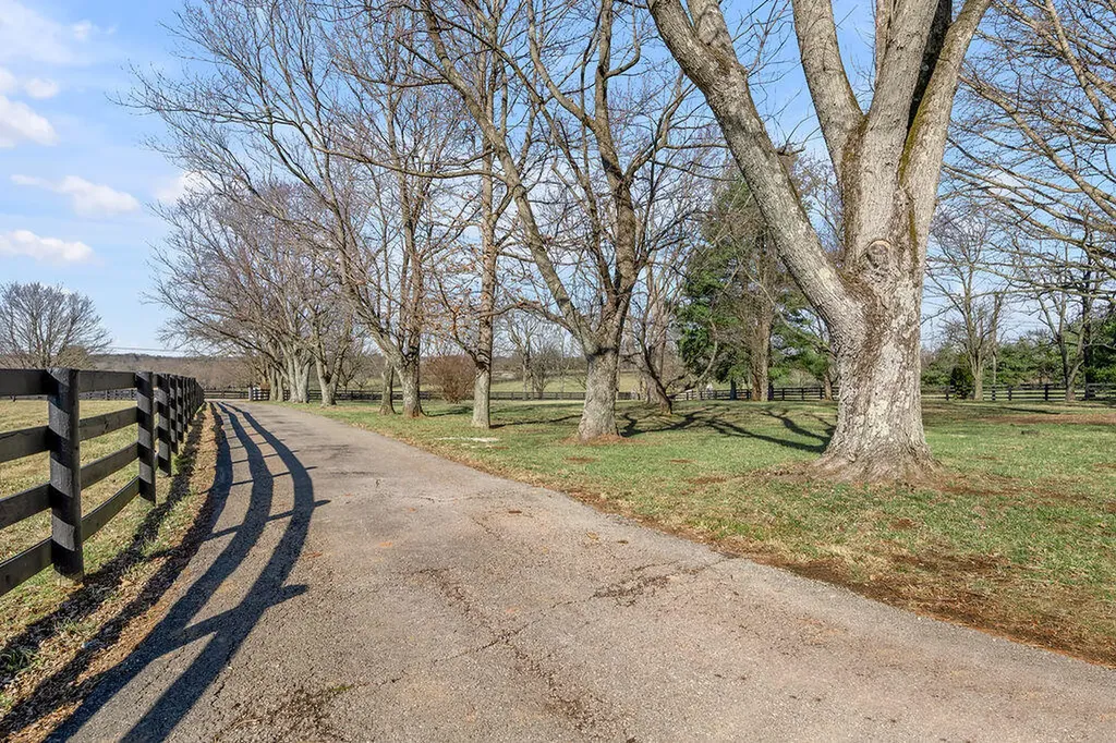 3288 Delong Road Lexington KY 40515