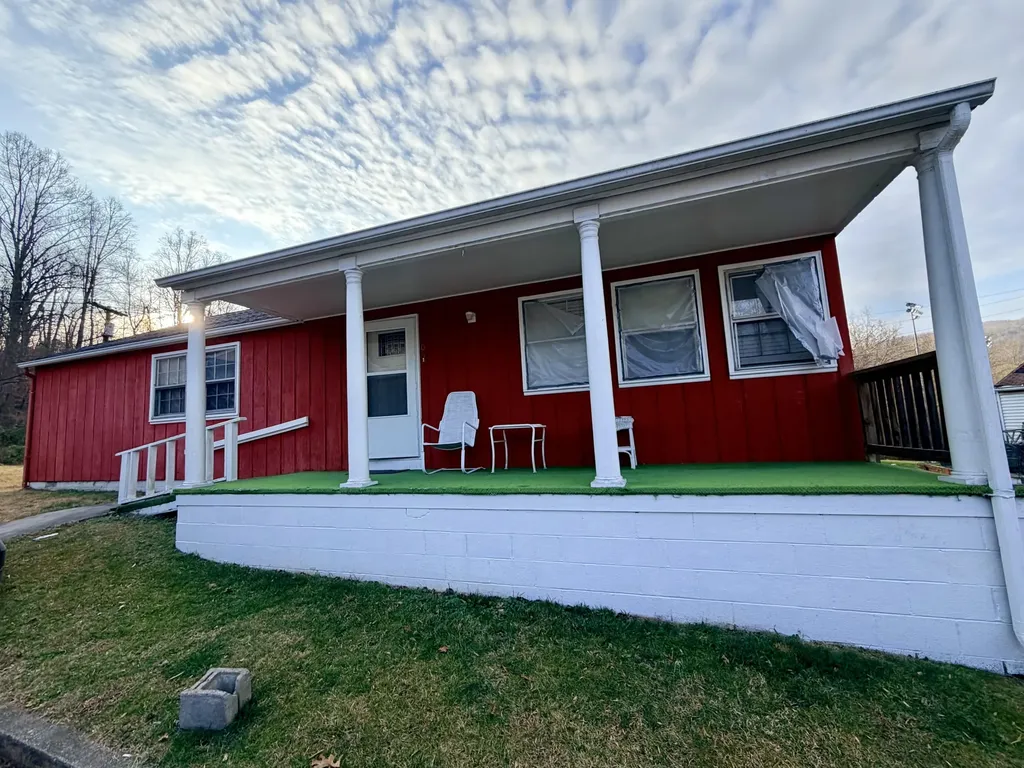 106 State Square Cumberland KY 40823