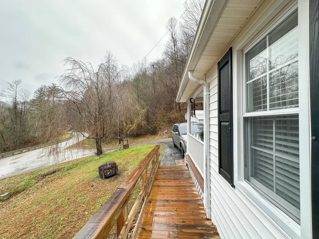 10810 406 Highway Roark KY 40979