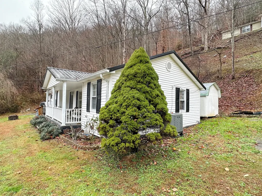10810 406 Highway Roark KY 40979