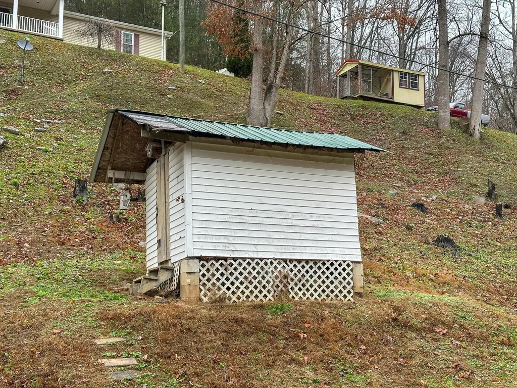 10810 406 Highway Roark KY 40979