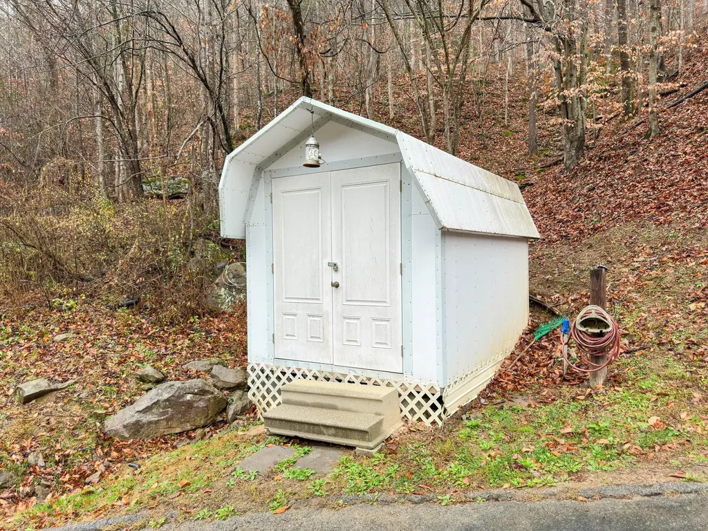 10810 406 Highway Roark KY 40979