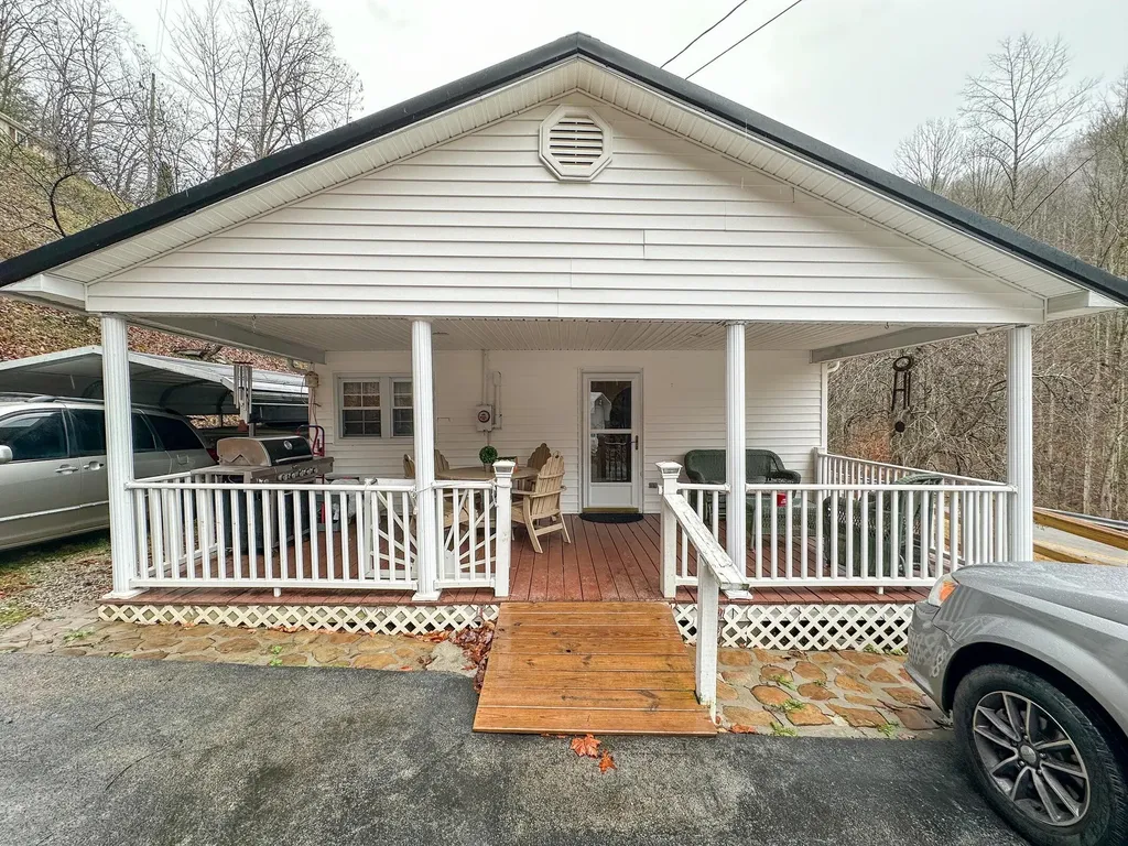 10810 406 Highway Roark KY 40979