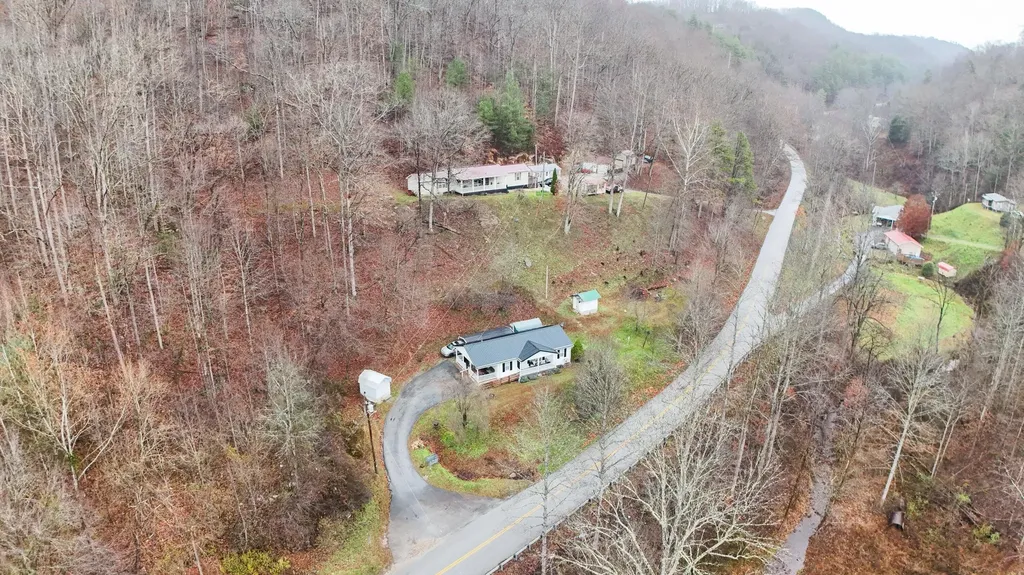 10810 406 Highway Roark KY 40979