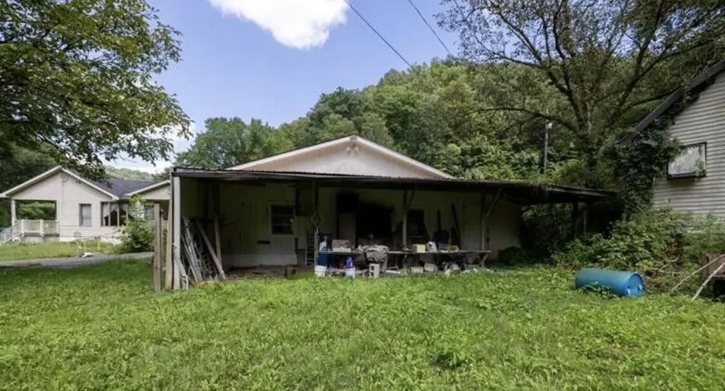 939 Right Fork Island Creek Road Pikeville KY 41501