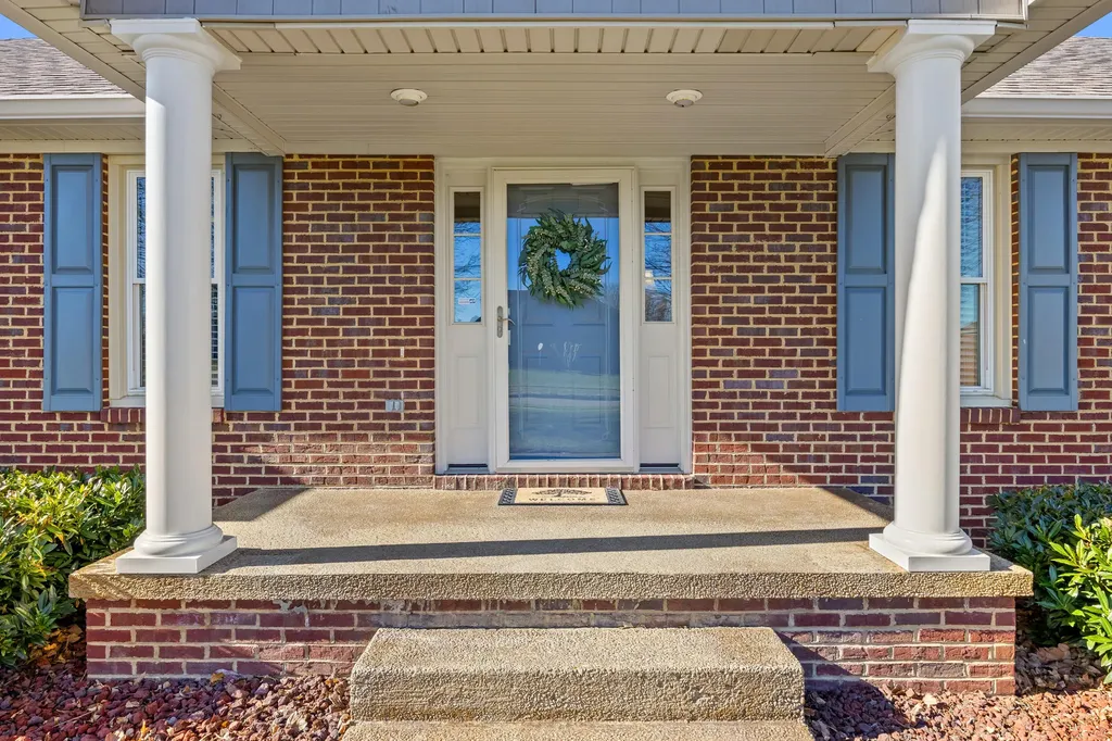 891 W Count Fleet Circle Danville KY 40422