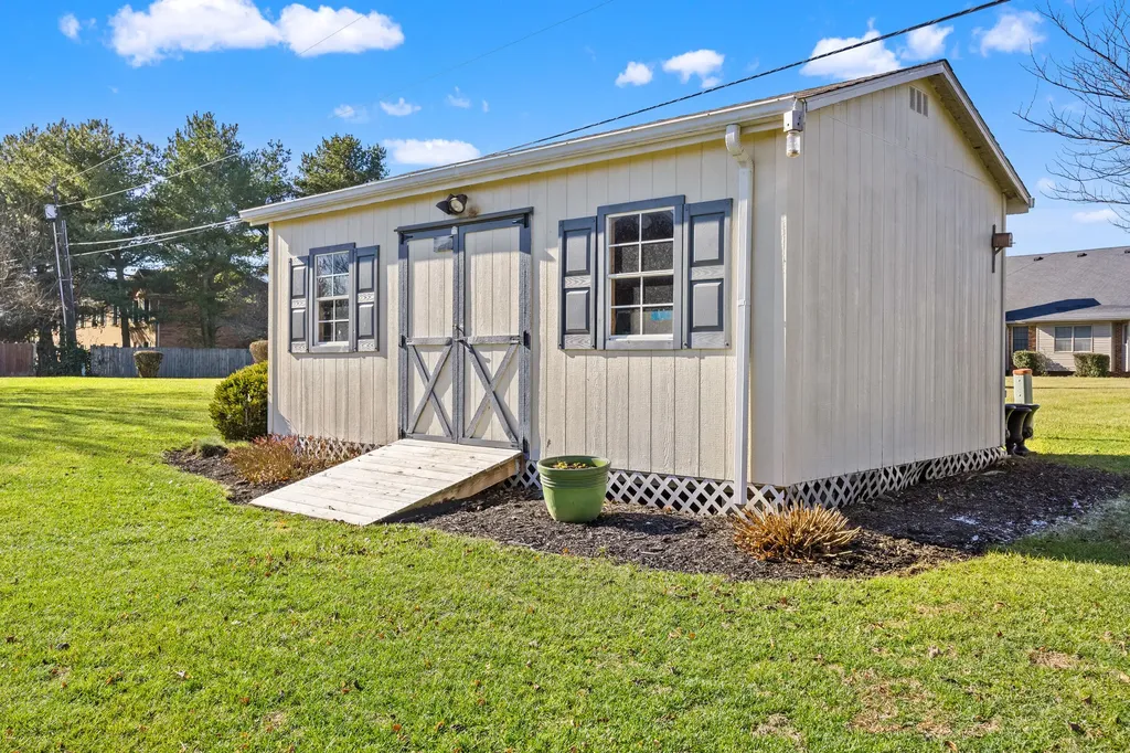 891 W Count Fleet Circle Danville KY 40422