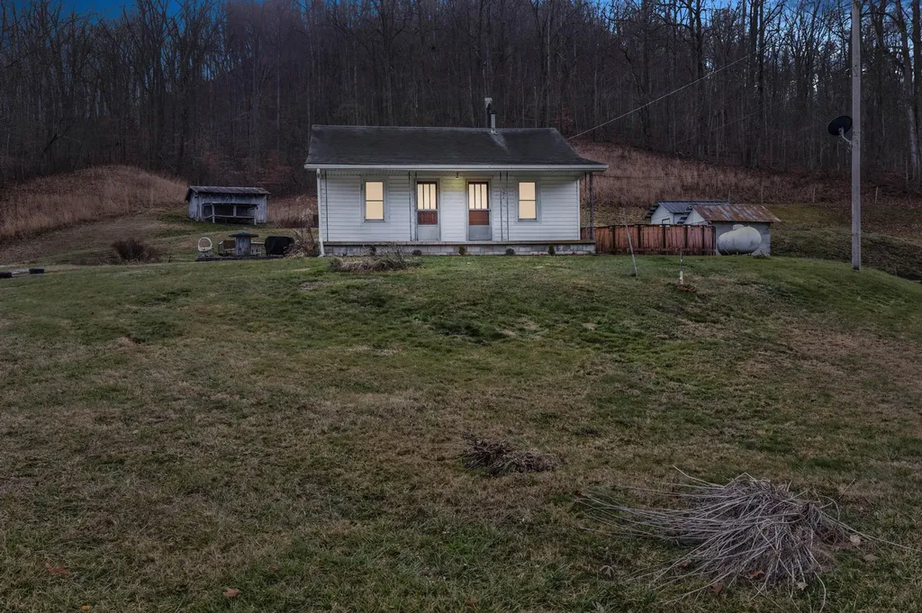 25 Calk Lake Road Jeffersonville KY 40337