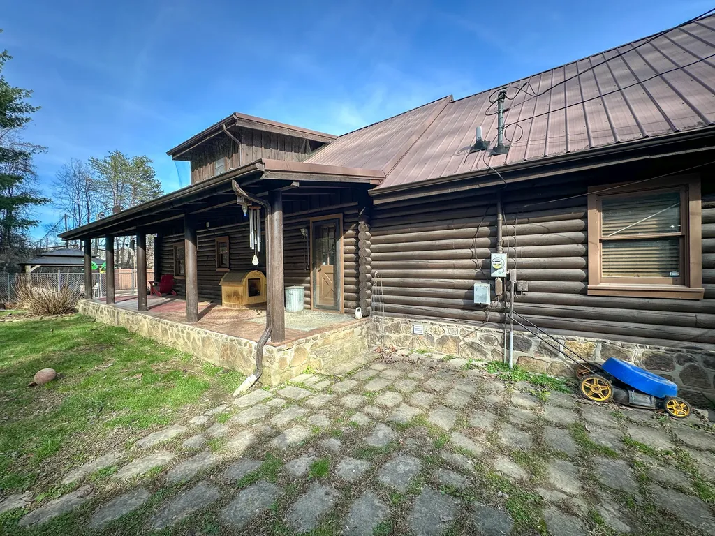 766 Old Flat Lick School Road Flat Lick KY 40935