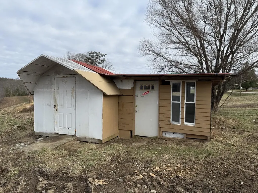 6716 Ky-490 East Bernstadt KY 40729