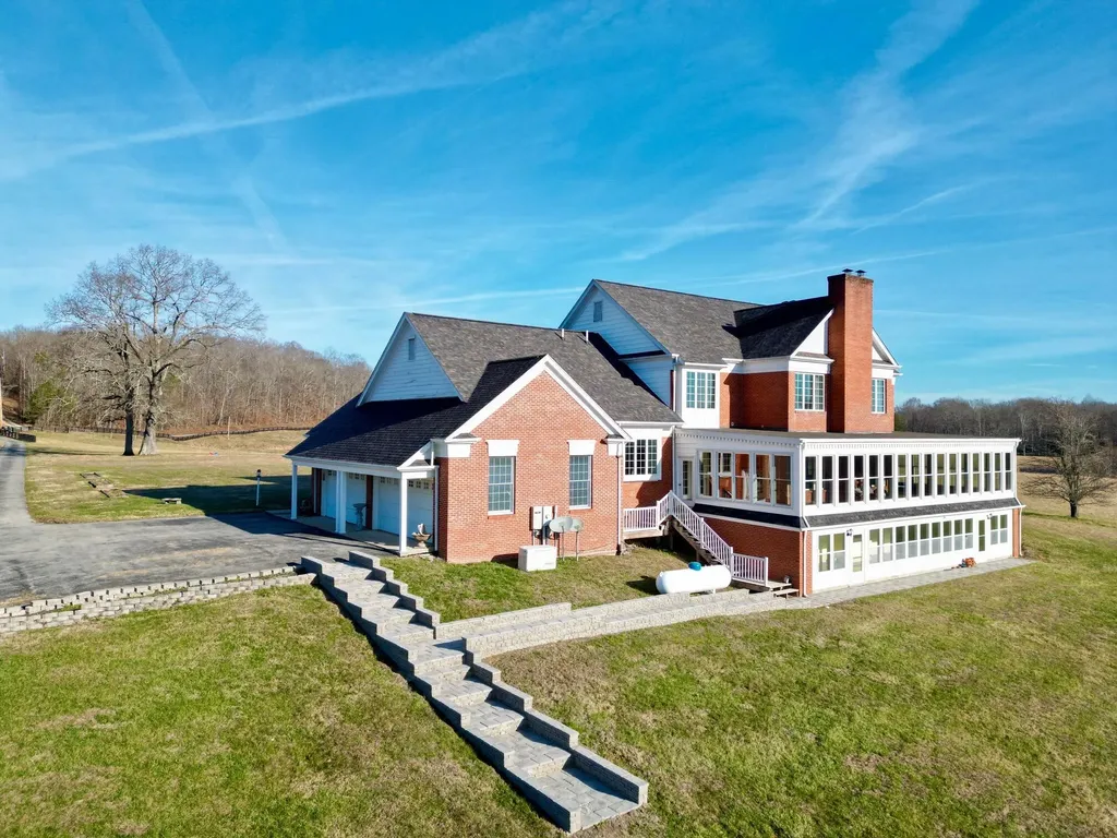 1235 Long Branch Road Beattyville KY 41311