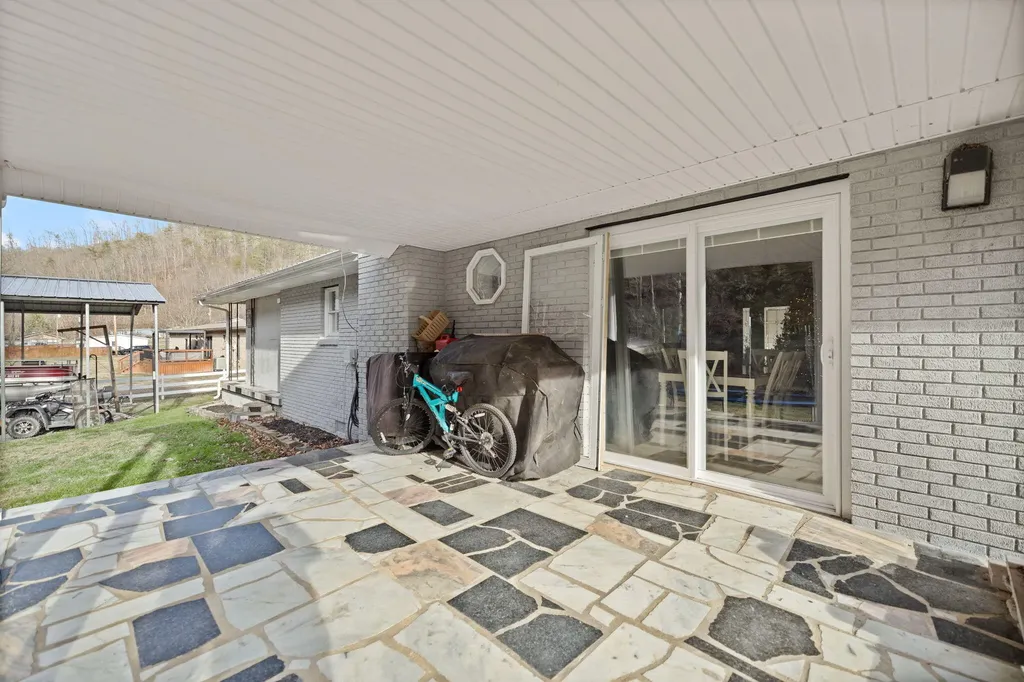 1094 State Highway 3379 Grethel KY 41631