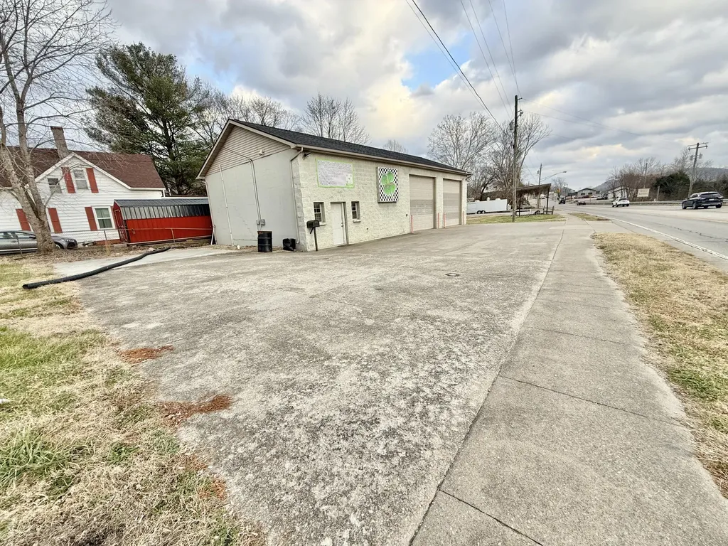 819 River Drive Irvine KY 40336