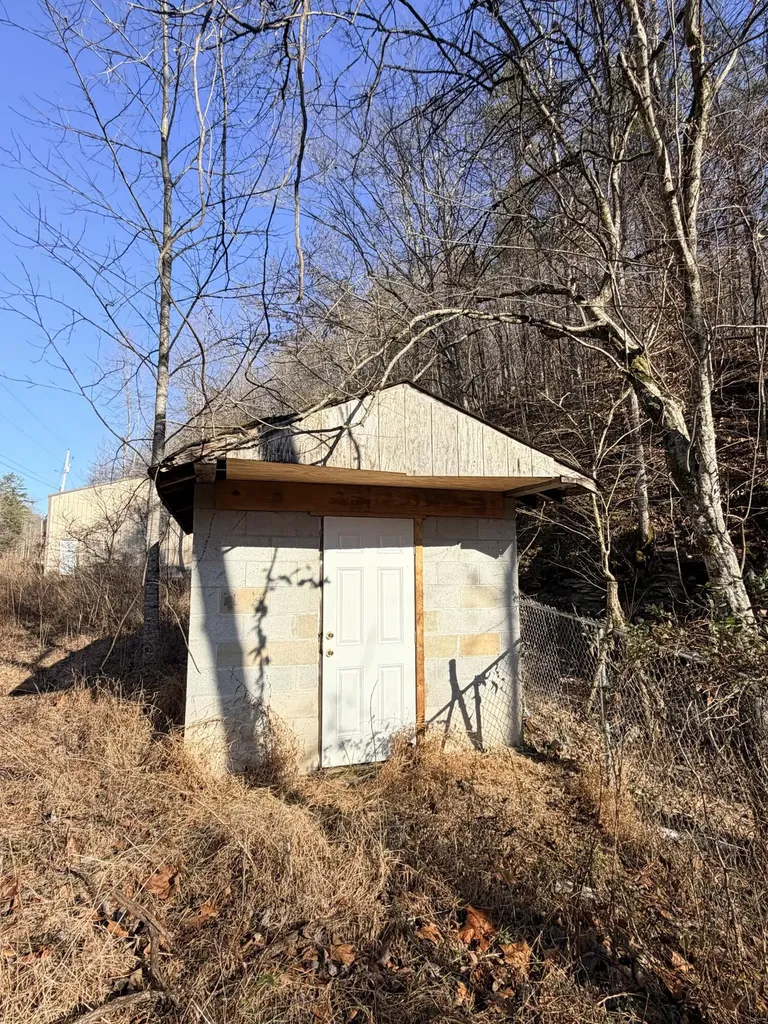 6770 State Highway 1350 Sextons Creek KY 40983