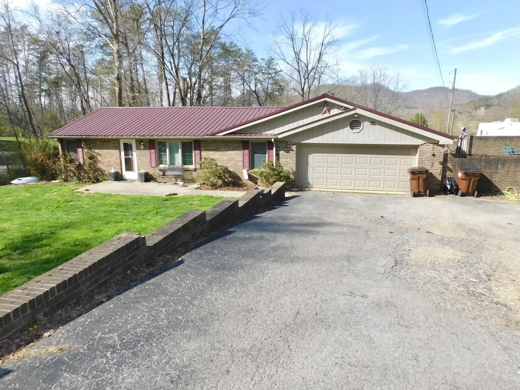 2035 Doe Creek Road Irvine KY 40336
