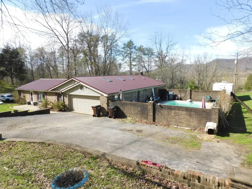 2035 Doe Creek Road Irvine KY 40336