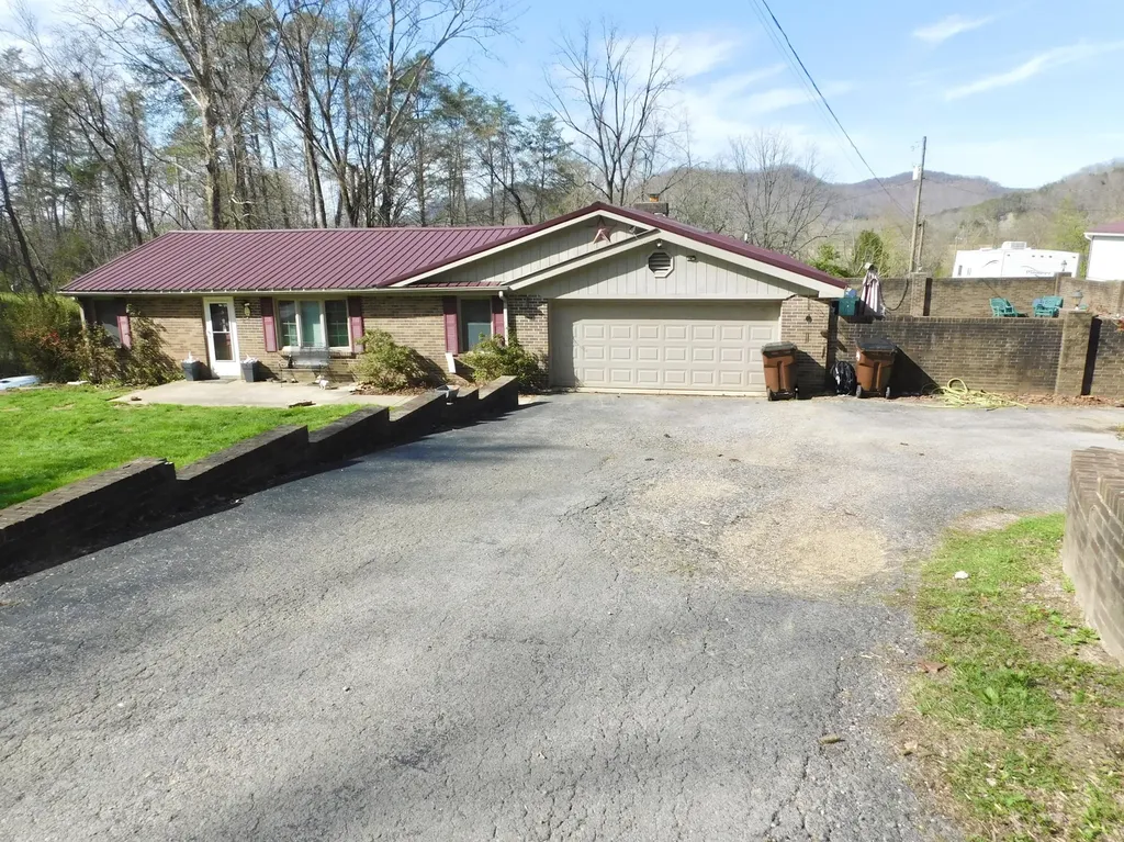 2035 Doe Creek Road Irvine KY 40336