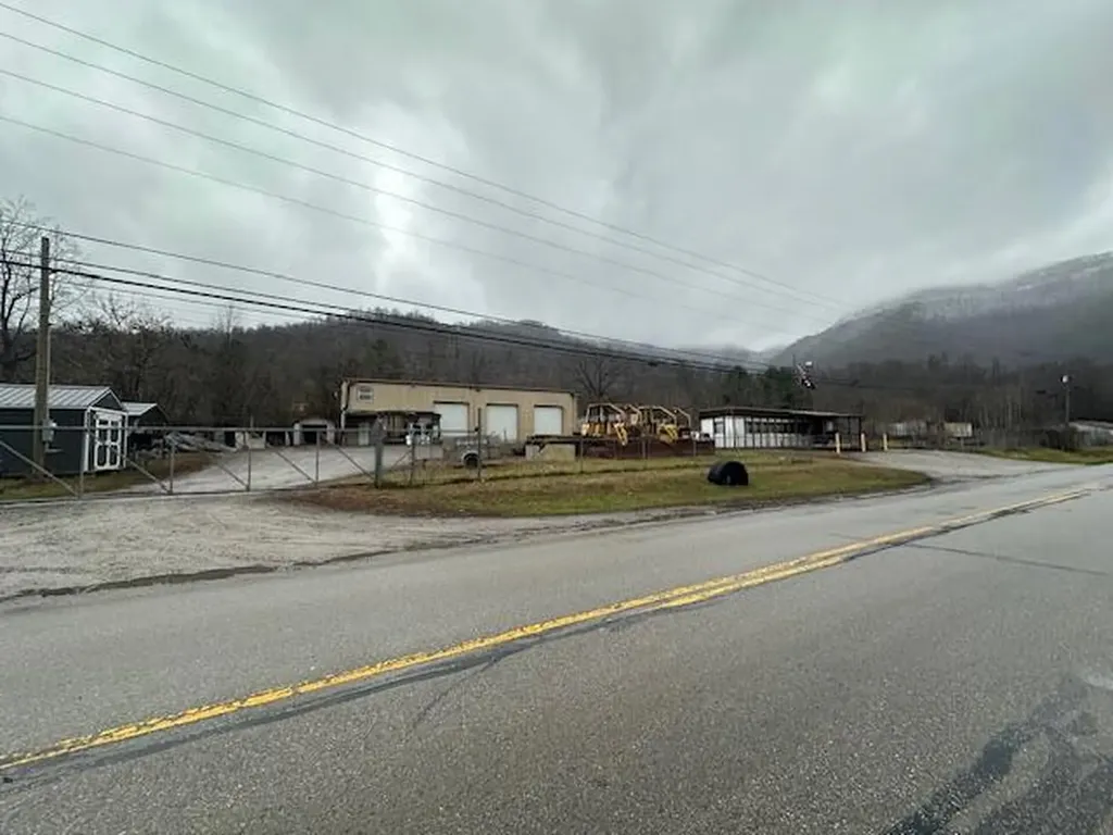 13145 Highway 38 Lejunior KY 40849