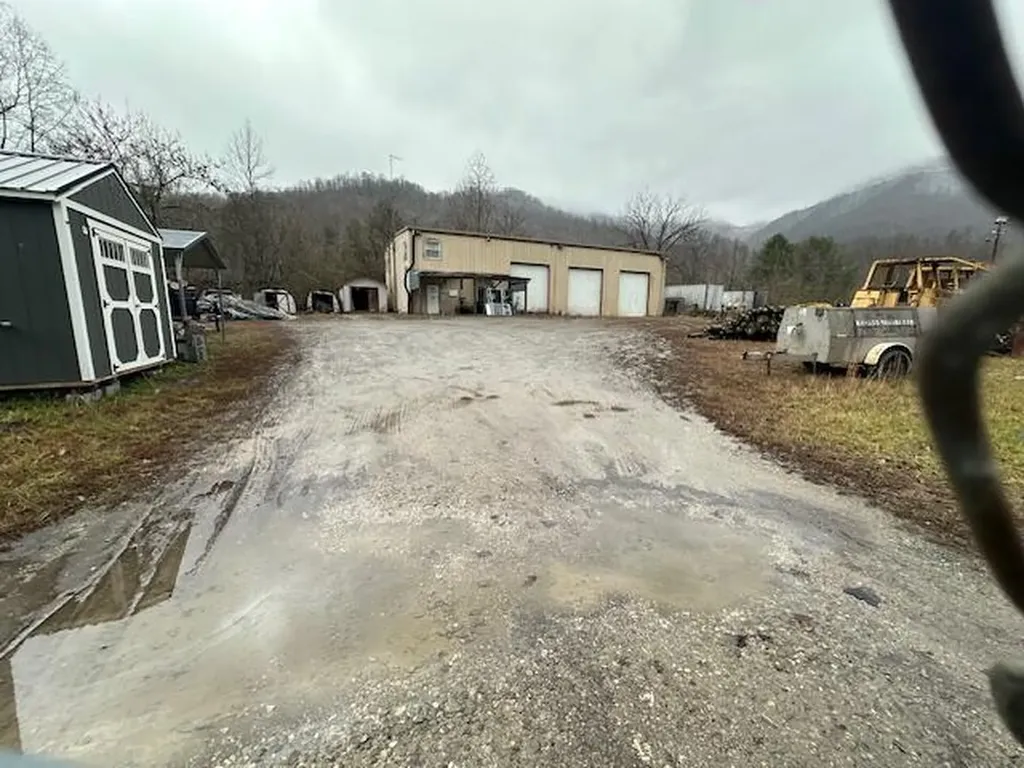 13145 Highway 38 Lejunior KY 40849