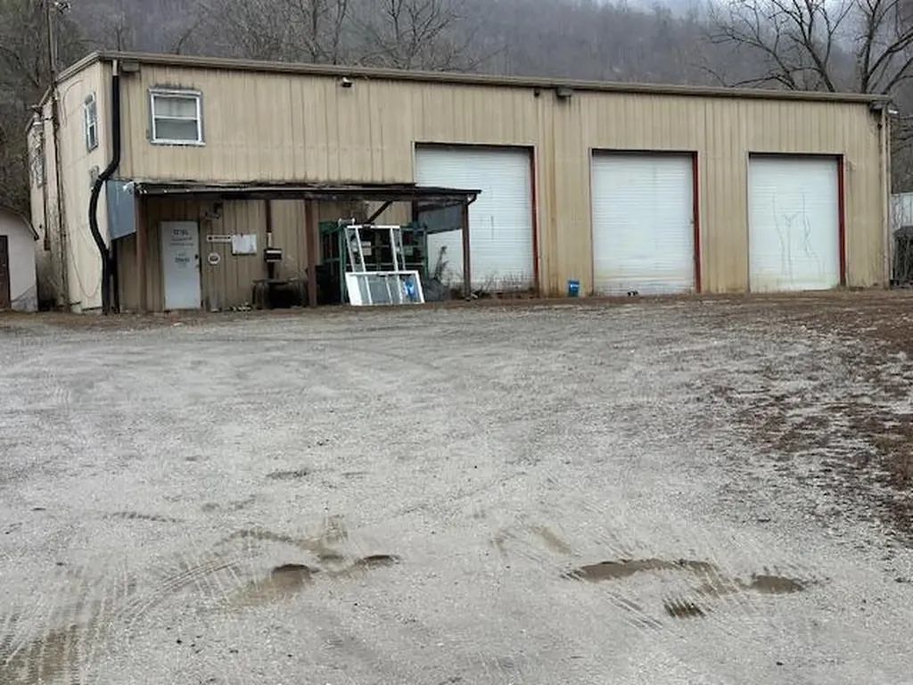 13145 Highway 38 Lejunior KY 40849