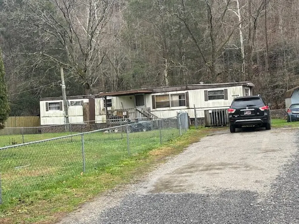 13280 Highway 38 Lejunior KY 40849