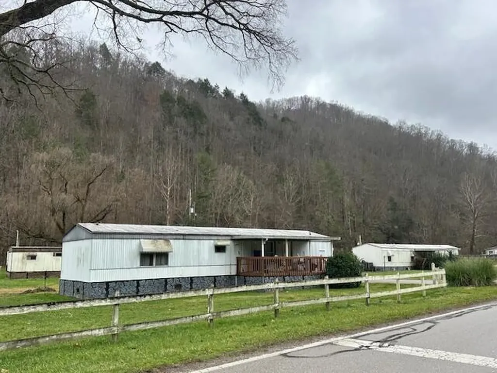 13280 Highway 38 Lejunior KY 40849