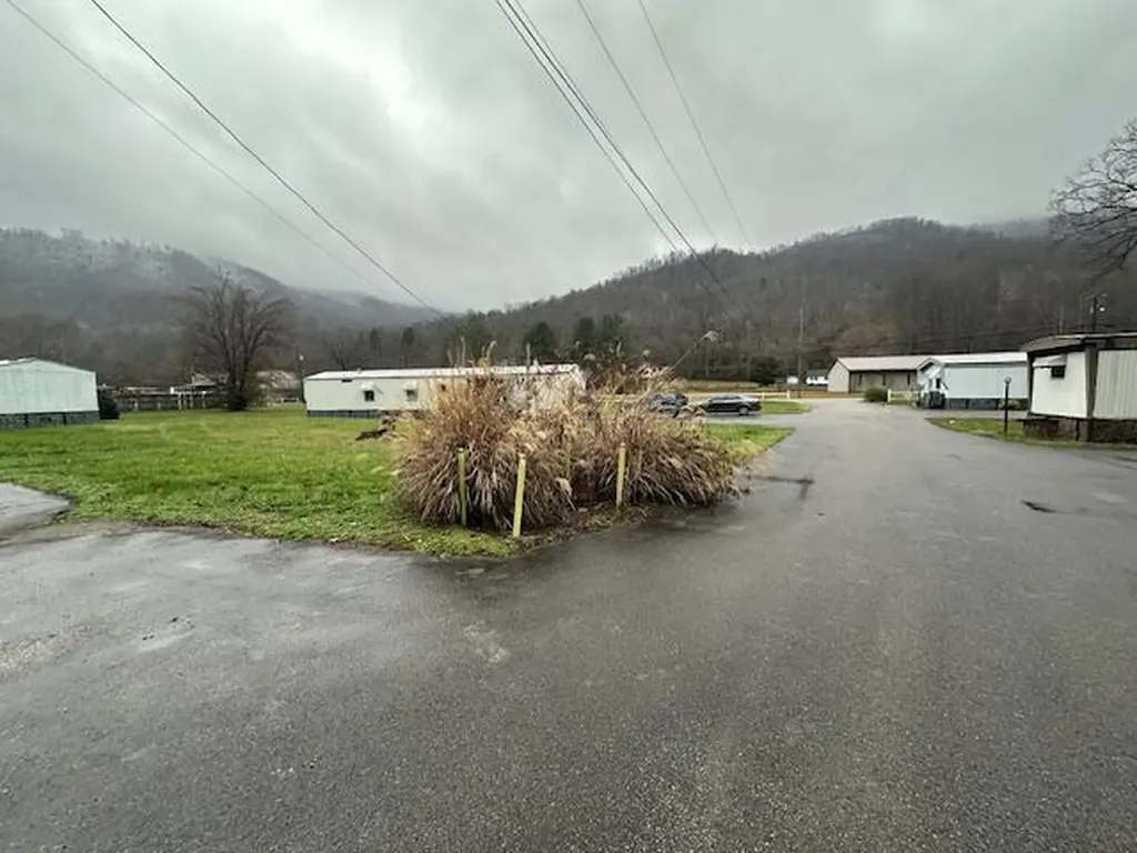 13280 Highway 38 Lejunior KY 40849