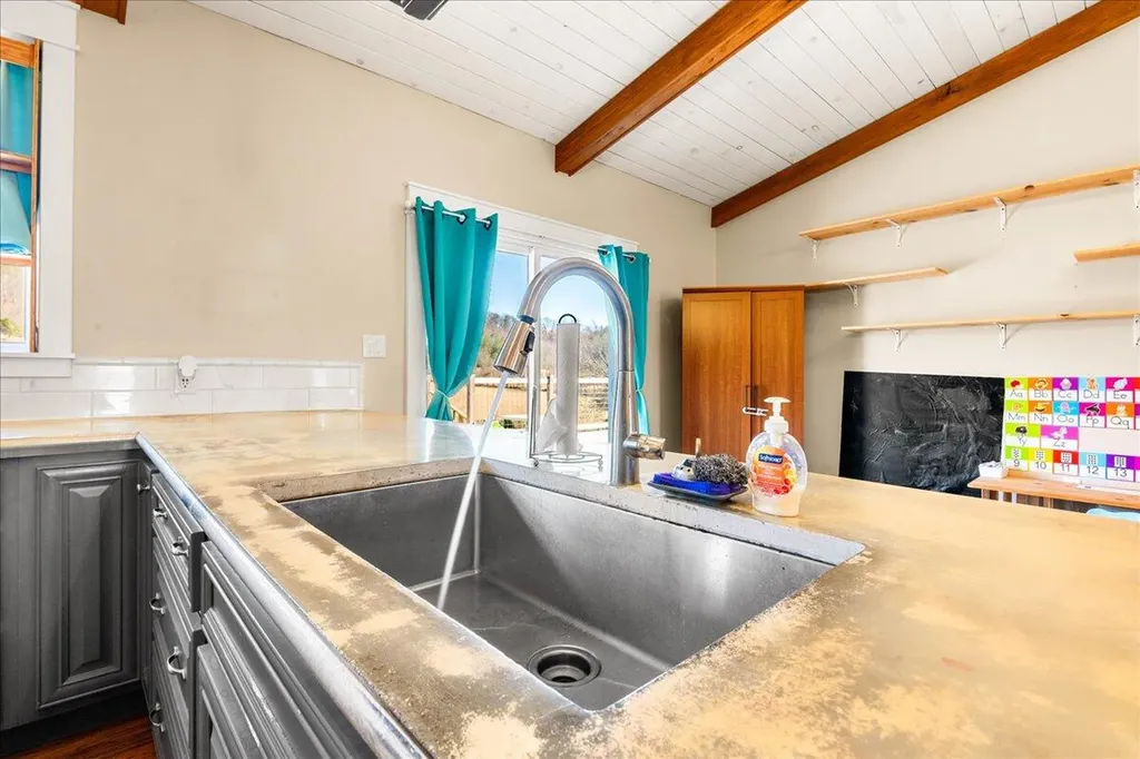2655 Cripple Creek Road Rockholds KY 40759