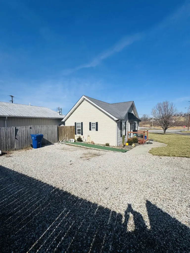 1272 Ky-490 East Bernstadt KY 40729