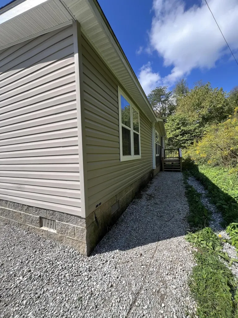 13735 Ky-66 Oneida KY 40972