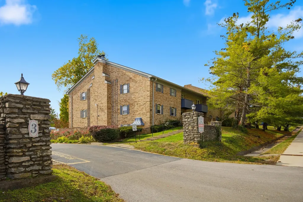 1068 Armstrong Mill Road Lexington KY 40517