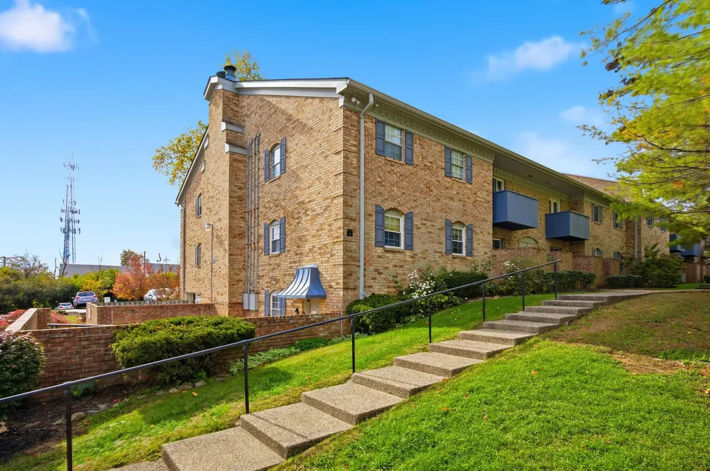 1068 Armstrong Mill Road Lexington KY 40517