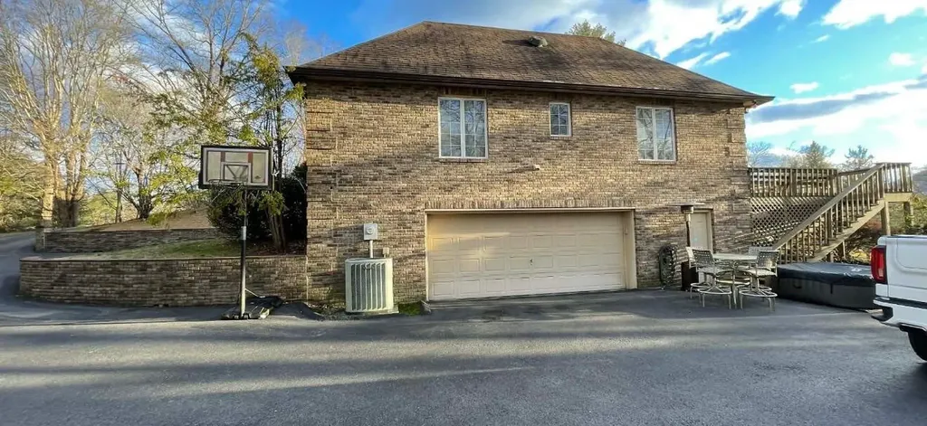 103 Kingsbury Woods Middlesboro KY 40965