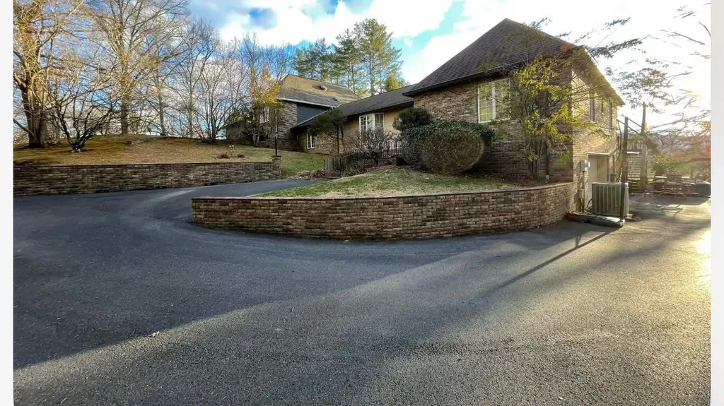 103 Kingsbury Woods Middlesboro KY 40965