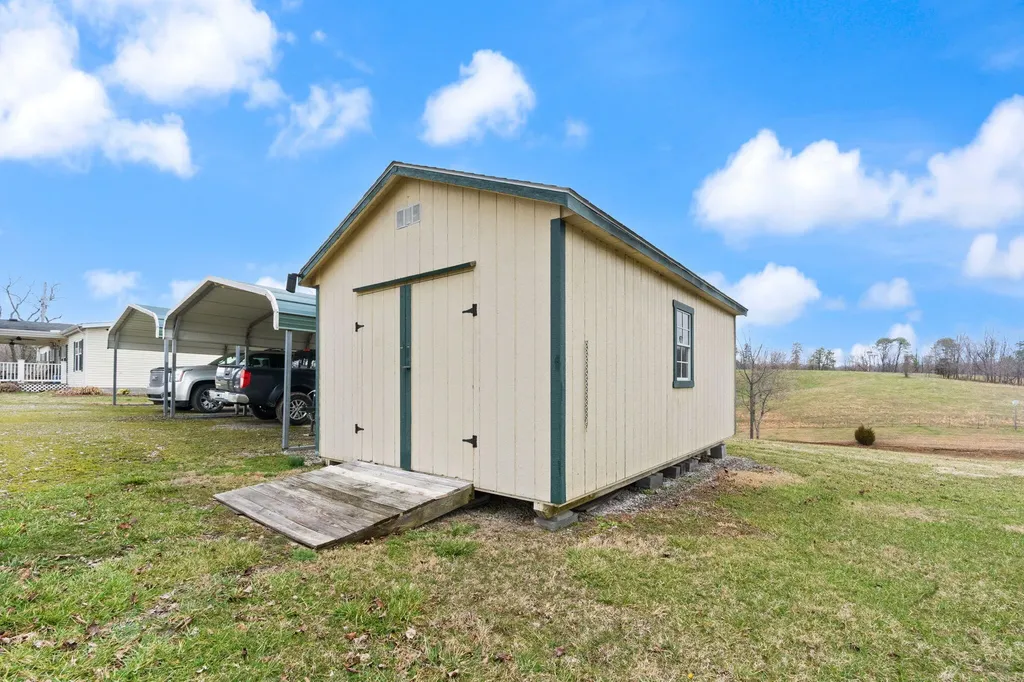 124 Victory-greenmont Road East Bernstadt KY 40729