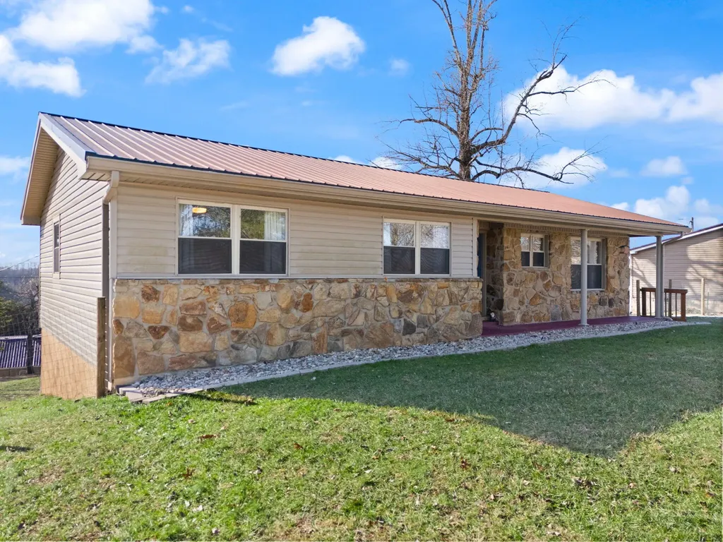 440 E Spencer Road Campton KY 41301